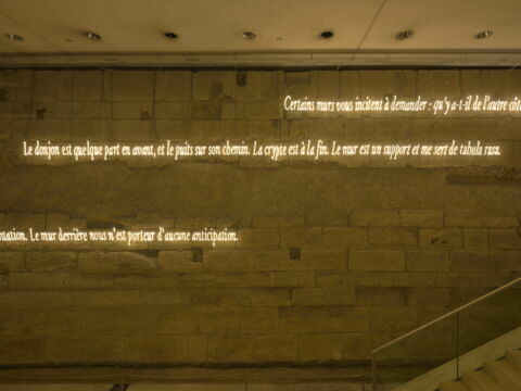 Ni apparence ni illusion. "Le donjon est quelque part en avant, et le puits sur son chemin. La crypte est à la fin. Le mur est un support et me sert de tabula rasa."