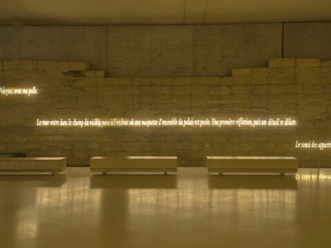 Ni apparence ni illusion. "Le mur entre dans le champ du visible juste à l'endroit où une maquette d'ensemble du palais est posée. Une première réflexion, puis le détail se dilate."