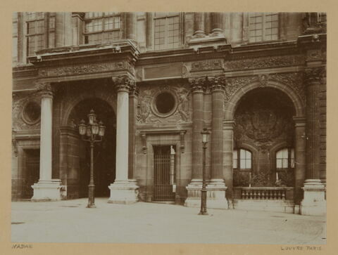 Façade est de la cour Napoléon (détail)