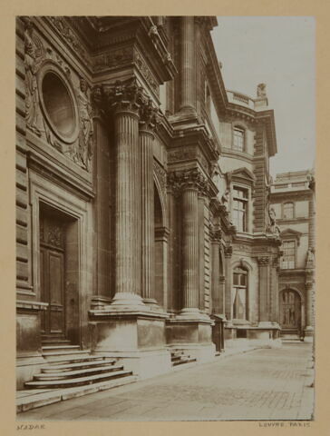 Façade nord de la cour Napoléon (détail) avec la rotonde de Beauvais