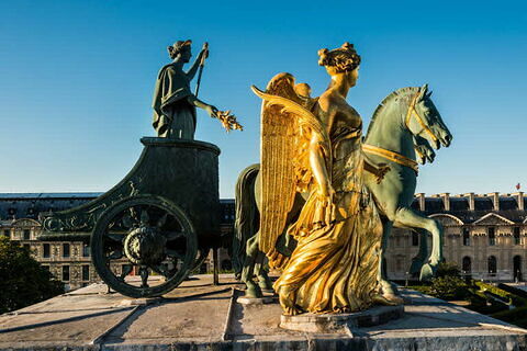 Char portant la statue de La Restauration tiré par un quadrige