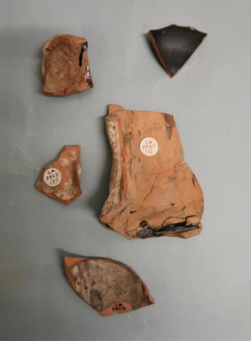 rhyton  ; vase plastique, image 2/2