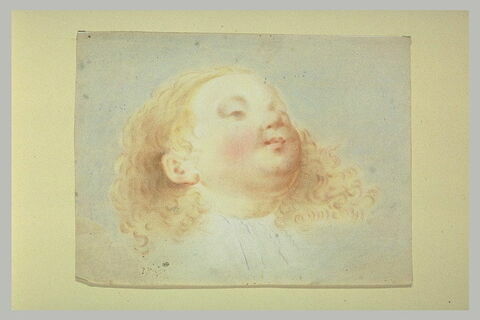 Tête d'enfant aux cheveux blonds, longs et bouclés, image 2/2