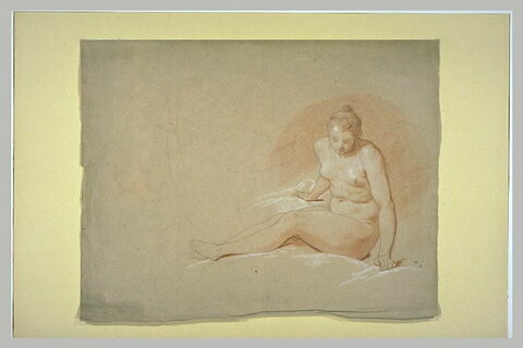 Jeune femme, assise à terre, et tournée vers la gauche, image 2/2