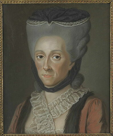 Portrait de femme avec les cheveux poudrés et une robe rouge.