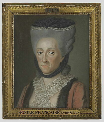 Portrait de femme avec les cheveux poudrés et une robe rouge., image 2/3