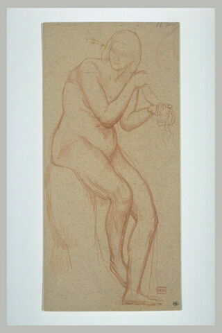 Femme nue, assise sur un socle, coiffant sa chevelure