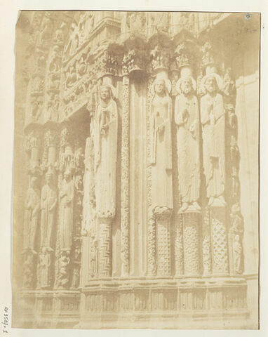 Vue d'un porche d'église