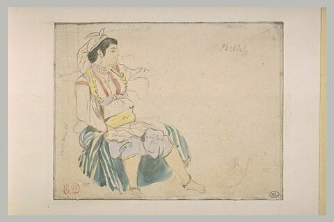 Femme arabe assise, de profil vers la droite, image 2/2