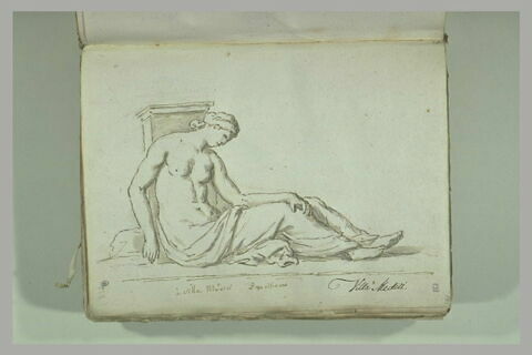 Jeune fille assise à terre