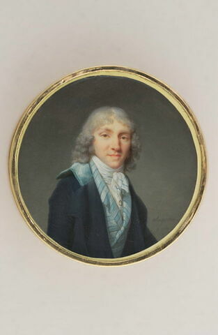 Portrait d'homme en manteau bleu et gilet à rayures bleu clair