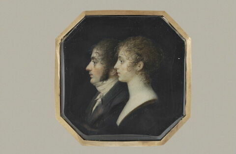 Têtes d'homme et de femme de profil,en forme de camée