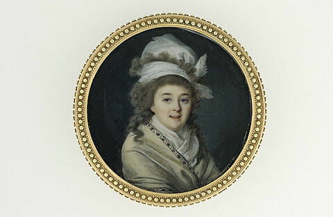 Portrait de femme blonde coiffée d'un bonnet