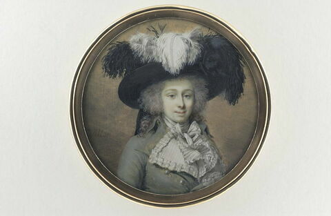 Une jeune femme, de 3/4 à droite,coiffée d'un chapeau à plumes d'autruche noires et blanches.