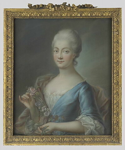 Femme, vue en buste, vêtue d'un corsage bleu et tenant une rose., image 2/3