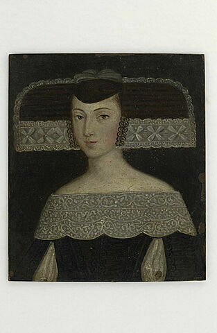 Portrait de jeune femme en buste, chevelure brune et costume noir