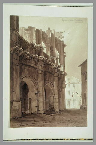 Vue de trois travées de l'amphithéâtre de Nîmes