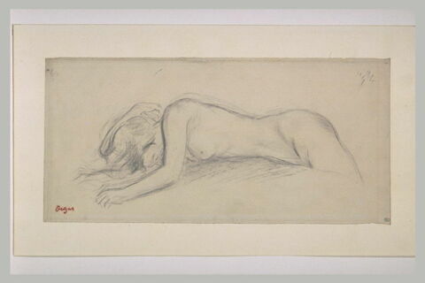 Femme couchée sur le ventre, image 2/2