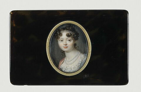 Portrait de jeune femme en costume blanc et épaulette rouge