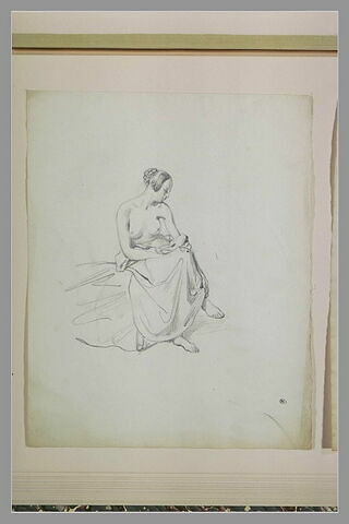 Femme, assise, la poitrine nue