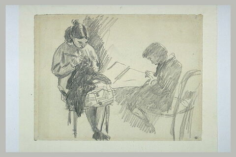 Jeune fille assise, tricotant, et un jeune garçon assis tenant une feuille, image 2/2