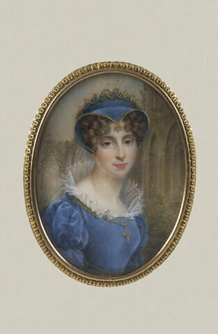 Portrait de Hortense de Beauharnais, reine de Hollande, en buste, de 3/4 à droite, en costume moyen-âgeux bleu à collerette blanche, sur fond de ruines gothiques.