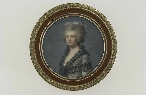 Portrait de jeune femme au châle noir