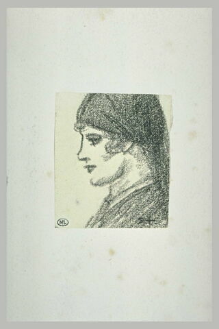 Femme vue en buste, de profil vers la gauche, un foulard sur la tête