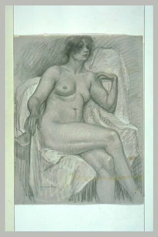 Femme nue, assise sur un fauteuil recouvert d'un linge blanc