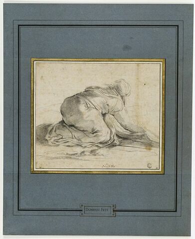 Figure de femme à genoux courbée, vue de dos, image 2/3