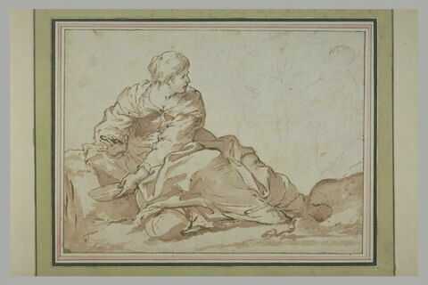 Femme assise à terre, tenant une écuelle, se retournant, image 2/2