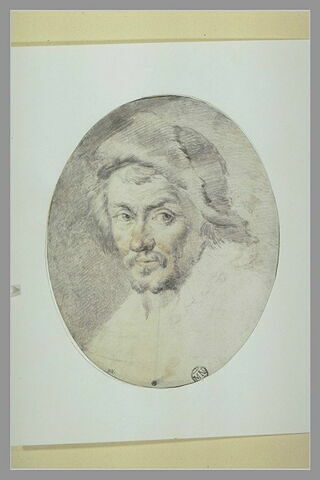 Tête d'homme vue de trois quarts, coiffé d'un bonnet fourré, image 2/2