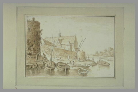 Eglise et remparts au bord d'une rivière, avec des barques amarrées