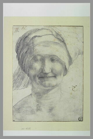 Portrait de femme souriante, coiffée d'un bonnet, image 2/2