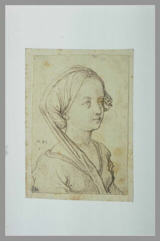 Buste de jeune fille, de trois quarts à droite, un bijou dans les cheveux, image 2/2