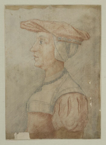 Portrait de femme portant un béret d'étoffe rouge