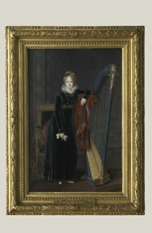 Portrait en pied d'une jeune femme blonde, en robe de velours noir accoudée à une harpe.