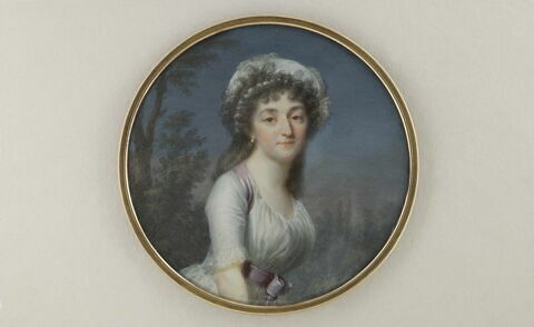 Portrait de femme, à mi-corps, robe blanche, rubans violets et turban