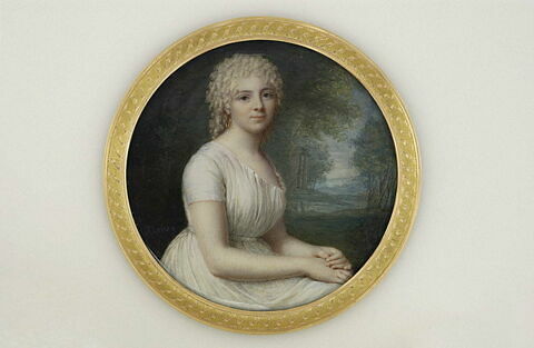 Portrait de jeune femme assise dans un paysage