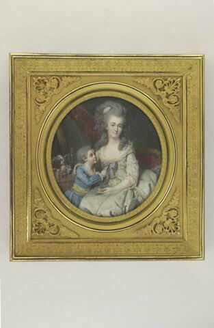 Jeune femme, assise, en robe blanche et noeuds violets, avec un enfant