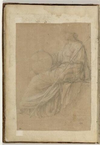 Femme assise de profil à gauche tenant une fourche dans la main gauche,...