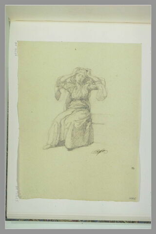 Femme assise, de face, portant les deux mains à sa tête
