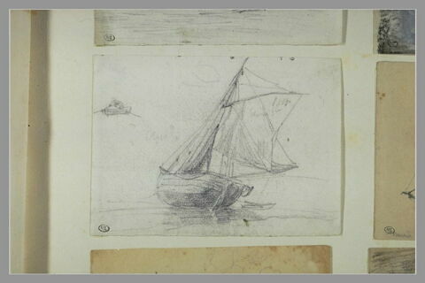 Barque échouée, vue par l'arrière ; rameur