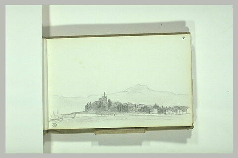 Vue d'un port et de la ville sur fond de paysage montagneux, image 2/2