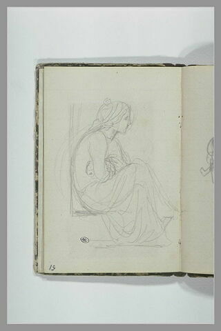 Femme assise, bras croisés