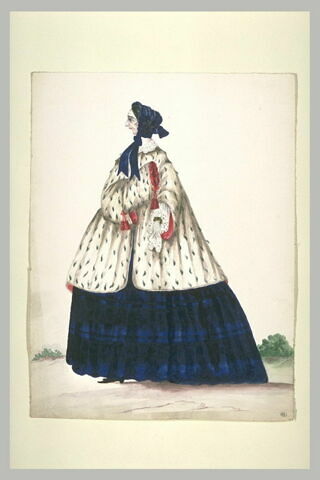 Vieille dame vêtue d'une robe bleue et noire et d'un manteau d'hermine