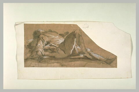 Homme étendu sur des coussins, image 2/2