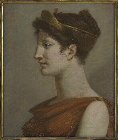 Femme en robe rouge, la tête ornée d'un diadème