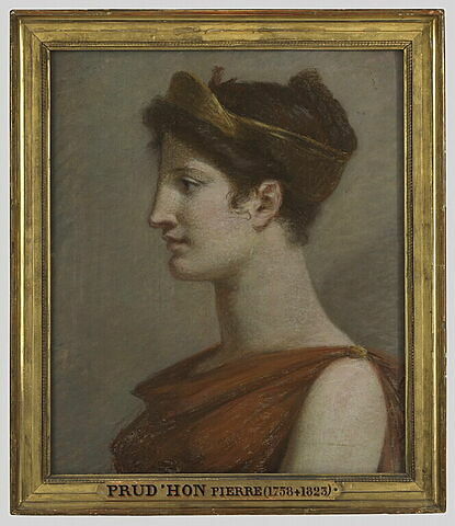 Femme en robe rouge, la tête ornée d'un diadème, image 2/3