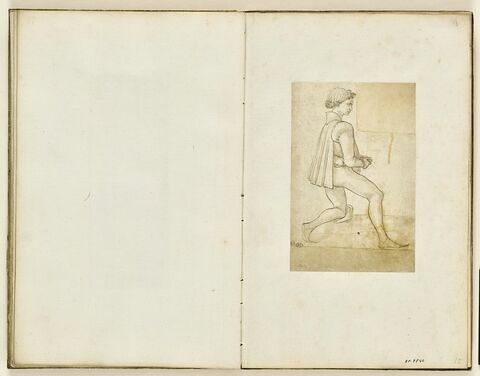 Jeune homme à demi-agenouillé, de profil vers la droite, habillé en haut-de-chausses et mantelet et tenant un objet (une tablette ?), image 5/5